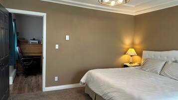 2 makuuhuonetta, työpöytä, silitysrauta/-lauta, ilmainen Wi-Fi