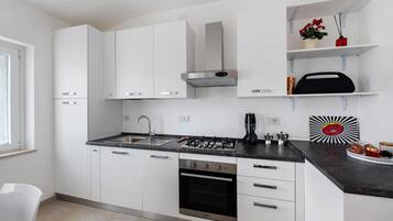 Frigorifero, microonde, forno, piano cottura
