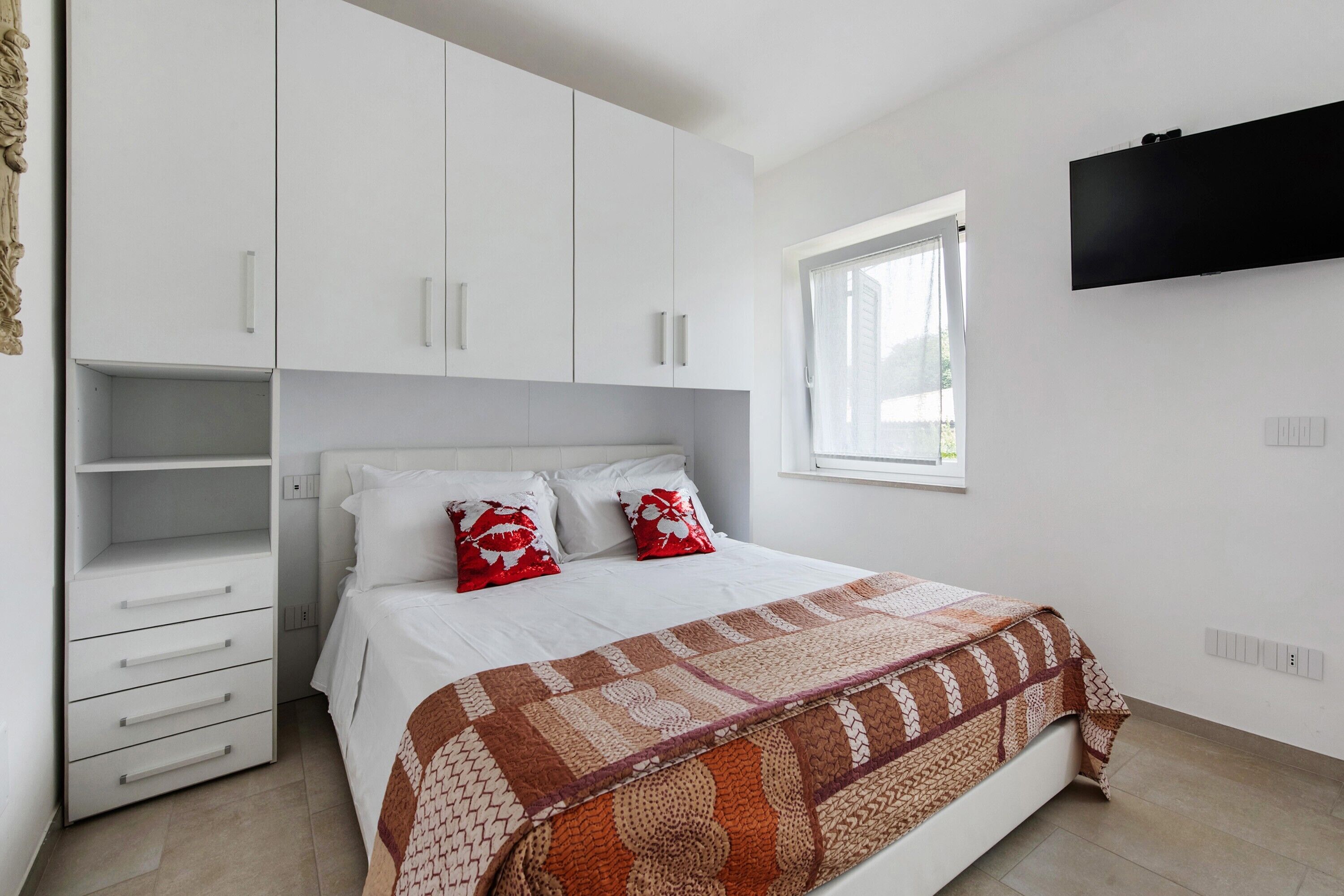 WiFi (free), bed sheets