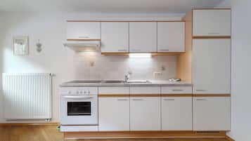 Kühlschrank, Ofen, Herdplatte, Wasserkocher mit Kaffee-/Teezubehör