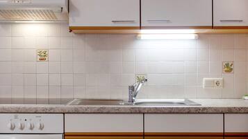 Frigorifero, forno, piano cottura, macchina per tè/caffè