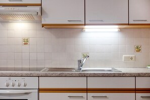 Fridge, oven, stovetop, coffee/tea maker