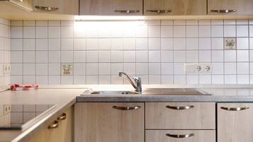 Jääkaappi, uuni, liesi, kahvin-/teenkeitin