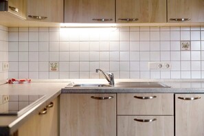 Fridge, oven, stovetop, coffee/tea maker - Apartment 'Rosenduft' with Mountain View, Shared Terrace and Wi-Fi (St. Magdalena gsies)