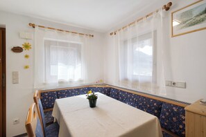 Dining - Apartment 'Seekofel' with Mountain View, Shared Terrace and Wi-Fi (St. Magdalena gsies)