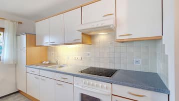 Kühlschrank, Ofen, Herdplatte, Wasserkocher mit Kaffee-/Teezubehör