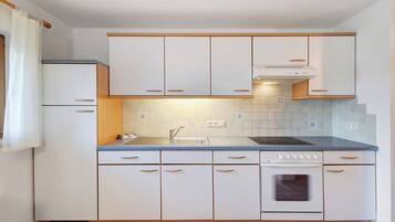 Fridge, oven, stovetop, coffee/tea maker