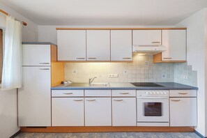 Een koelkast, een oven, een kookplaat, een koffiezetapparaat/waterkoker