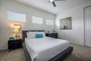 6 slaapkamers, een bureau, een strijkplank/strijkijzer, reisbedje