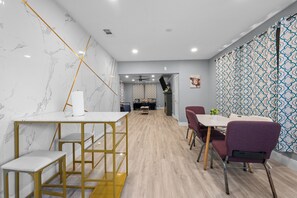 Dining - Quirky & Stylish 3BR with Pool & Free Parking (Houston)
