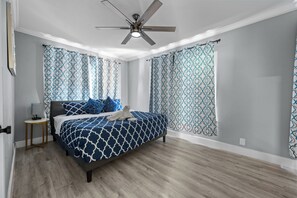 3 bedrooms, bed sheets - Quirky & Stylish 3BR with Pool & Free Parking (Houston)