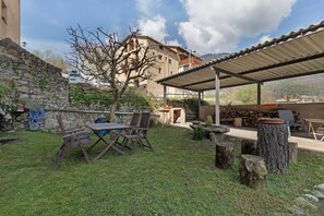 Outdoor dining - Apartment 'El Portal' with Mountain View, Shared Garden and Wi-Fi (Sant Llorenc de Morunys)