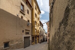 Exterior - Apartment 'El Portal' with Mountain View, Shared Garden and Wi-Fi (Sant Llorenc de Morunys)