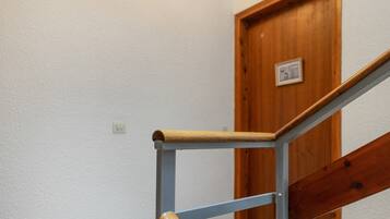 Une main courante en bois et une rampe d’escalier en métal.