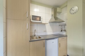 Een koelkast, een microgolfoven, een oven, een kookplaat