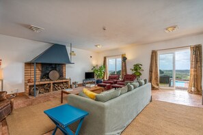 Living area - Villa 'Alto Da Lua' with sea view, shared pool and Wi-Fi access (Bordeira)