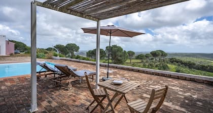 Villa 'Alto Da Lua' mit Meerblick, Gemeinschaftspool und WLAN-Zugang