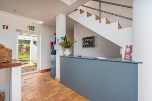 Lobby - Villa 'Alto Da Lua' with sea view, shared pool and Wi-Fi access (Bordeira)