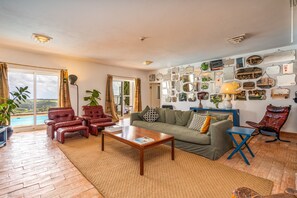 Living area - Villa 'Alto Da Lua' with sea view, shared pool and Wi-Fi access (Bordeira)