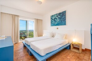 9 bedrooms, free WiFi, bed sheets - Villa 'Alto Da Lua' with sea view, shared pool and Wi-Fi access (Bordeira)