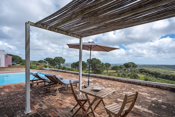 Outdoor dining - Villa 'Alto Da Lua' with sea view, shared pool and Wi-Fi access (Bordeira)