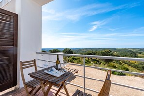 Outdoor dining - Villa 'Alto Da Lua' with sea view, shared pool and Wi-Fi access (Bordeira)