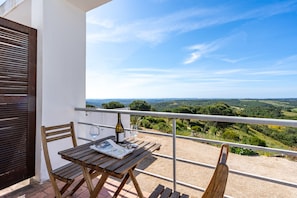 Outdoor dining - Villa 'Alto Da Lua' with sea view, shared pool and Wi-Fi access (Bordeira)