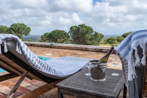 Terrace/patio - Villa 'Alto Da Lua' with sea view, shared pool and Wi-Fi access (Bordeira)