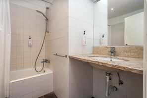 Douche, sèche-cheveux, serviettes fournies