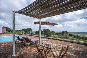 Outdoor dining - Room 'Junho' with Sea View, Shared Pool and Wi-Fi (Bordeira)