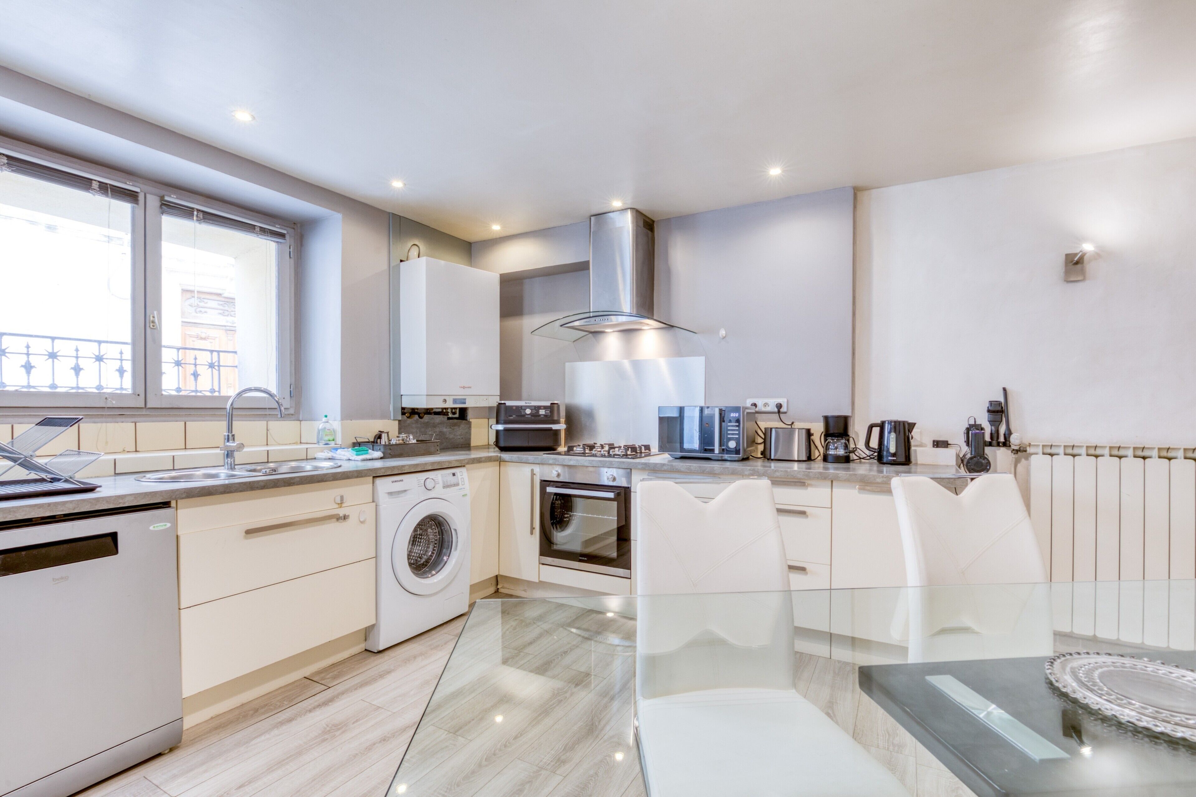 Jääkaappi, mikroaaltouuni, uuni, liesi