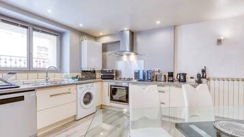 Jääkaappi, mikroaaltouuni, uuni, liesi