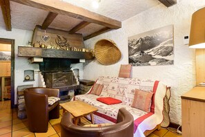 Una televisión, una chimenea