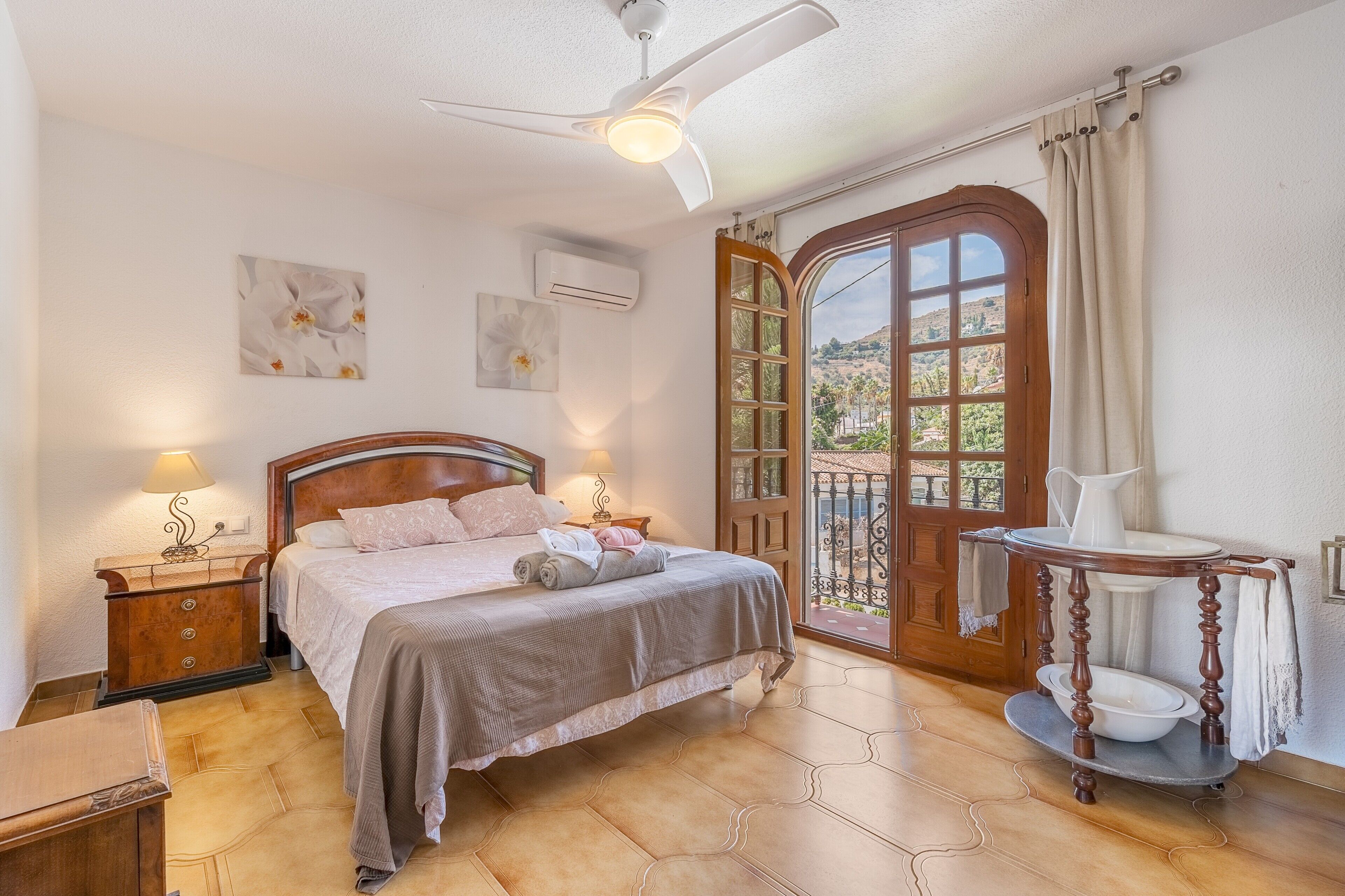 4 bedrooms, iron/ironing board, free WiFi, bed sheets