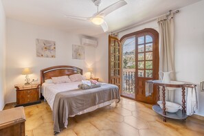 4 bedrooms, iron/ironing board, free WiFi, bed sheets