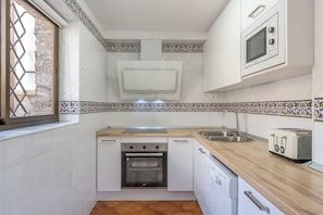 Køleskab, mikrobølgeovn, ovn, kogeplade