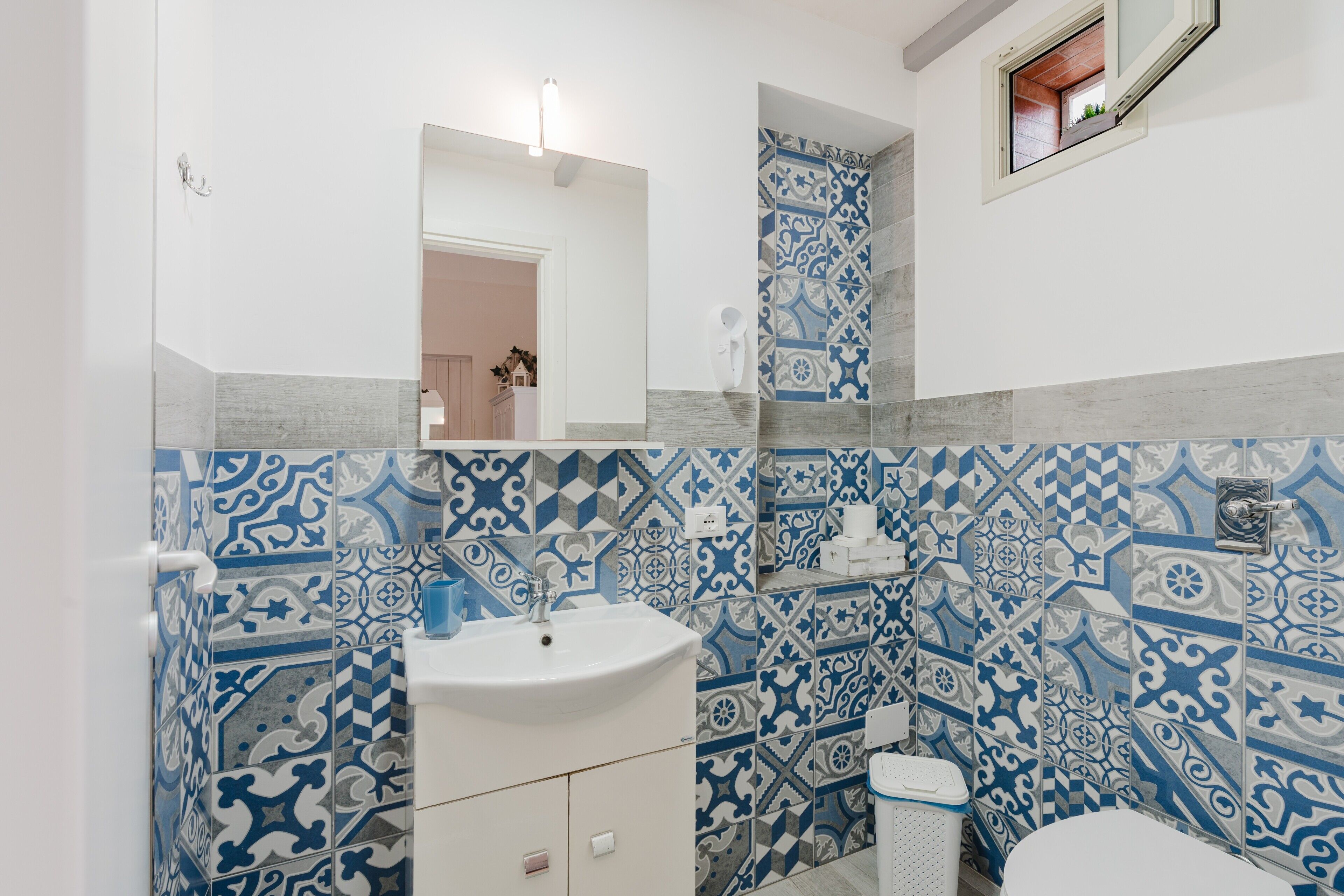 Douche, sèche-cheveux, serviettes fournies