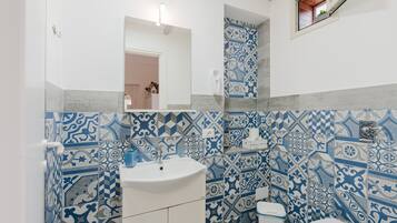 Douche, sĂšche-cheveux, serviettes fournies