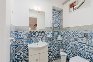 Douche, sèche-cheveux, serviettes fournies