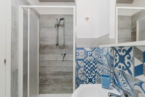 Douche, sèche-cheveux, serviettes fournies