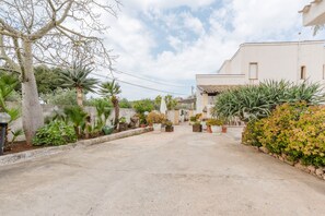 Property grounds - Holiday Home 'Petros' with Shared Terrace, Wi-Fi and Air Conditioning (Marsala)