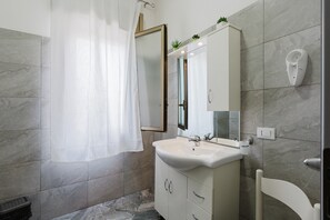 Shower, hair dryer, towels - Holiday Home 'Petros' with Shared Terrace, Wi-Fi and Air Conditioning (Marsala)