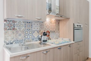 Fridge, microwave, oven, stovetop - Holiday Home 'Petros' with Shared Terrace, Wi-Fi and Air Conditioning (Marsala)
