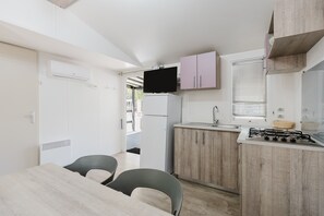 Fridge, microwave, stovetop, coffee/tea maker - Mobile Home 'Deluxe Large' with Shared Pool, Wi-Fi and Air Conditioning (Mazzara del Vallo)