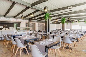 Dining - Mobile Home 'Casa Mobile Deluxe' with Shared Pool, Wi-Fi and Air Conditioning (Mazzara del Vallo)