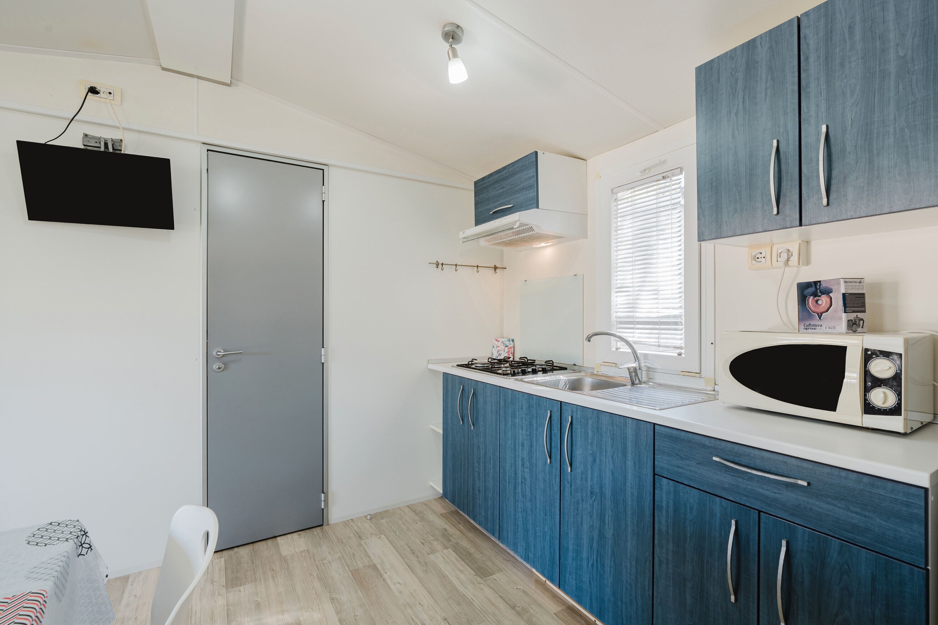 Réfrigérateur, micro-ondes, plaque de cuisson, cafetière/bouilloire