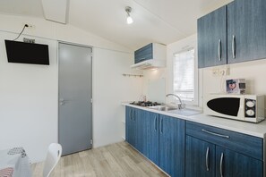 Fridge, microwave, stovetop, coffee/tea maker - Mobile Home 'Casa Mobile Deluxe' with Shared Pool, Wi-Fi and Air Conditioning (Mazzara del Vallo)