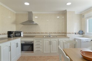 Frigorifero, microonde, forno, piano cottura