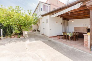 Outdoor dining - Holiday Home 'Dino' with Sea View, Private Terrace and Air Conditioning (Alcamo Marina)