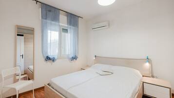 2 bedrooms, iron/ironing board, bed sheets